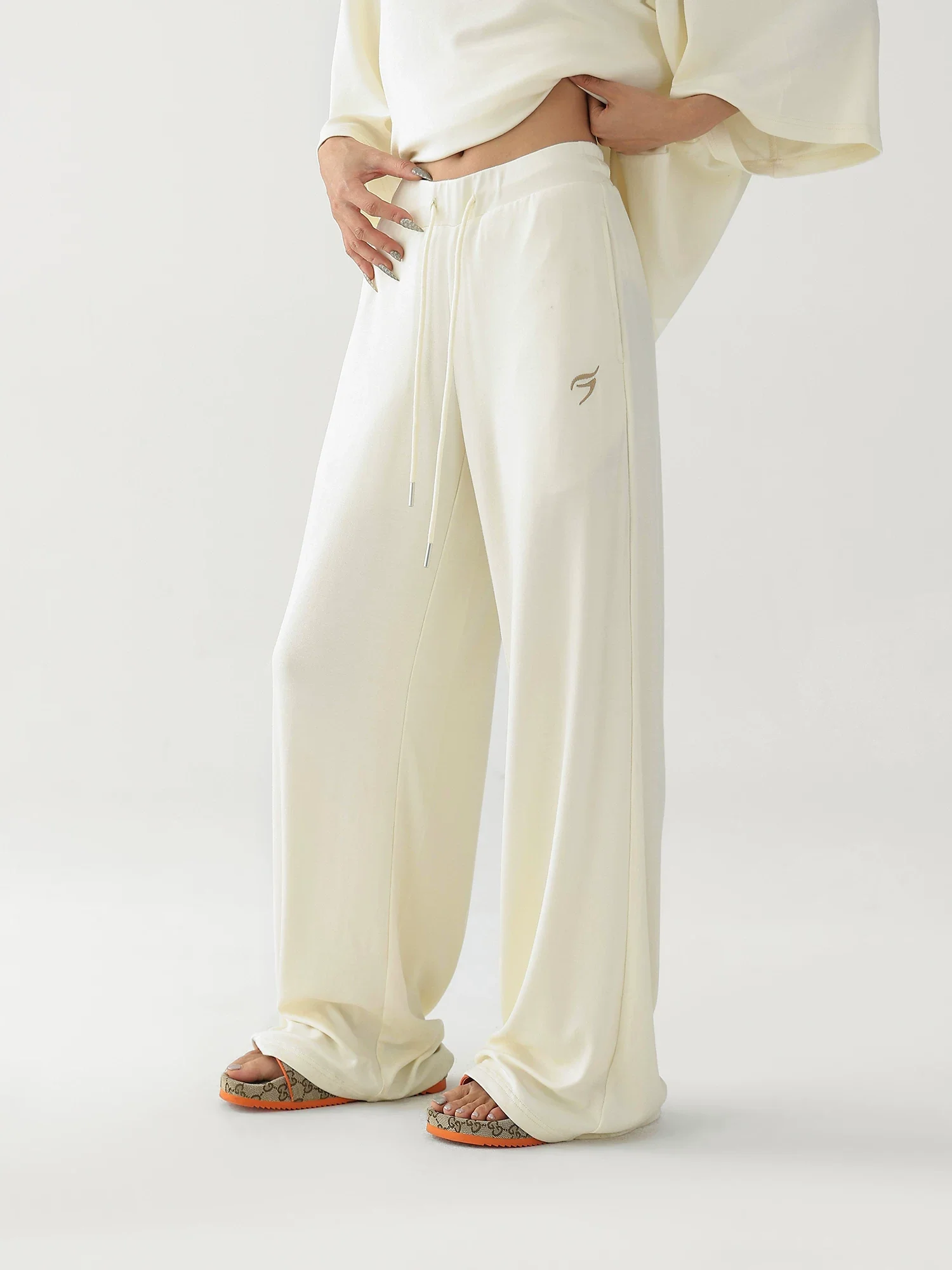 Bamboo Fiber Relaxed T-Shirt and Pants - Image 9