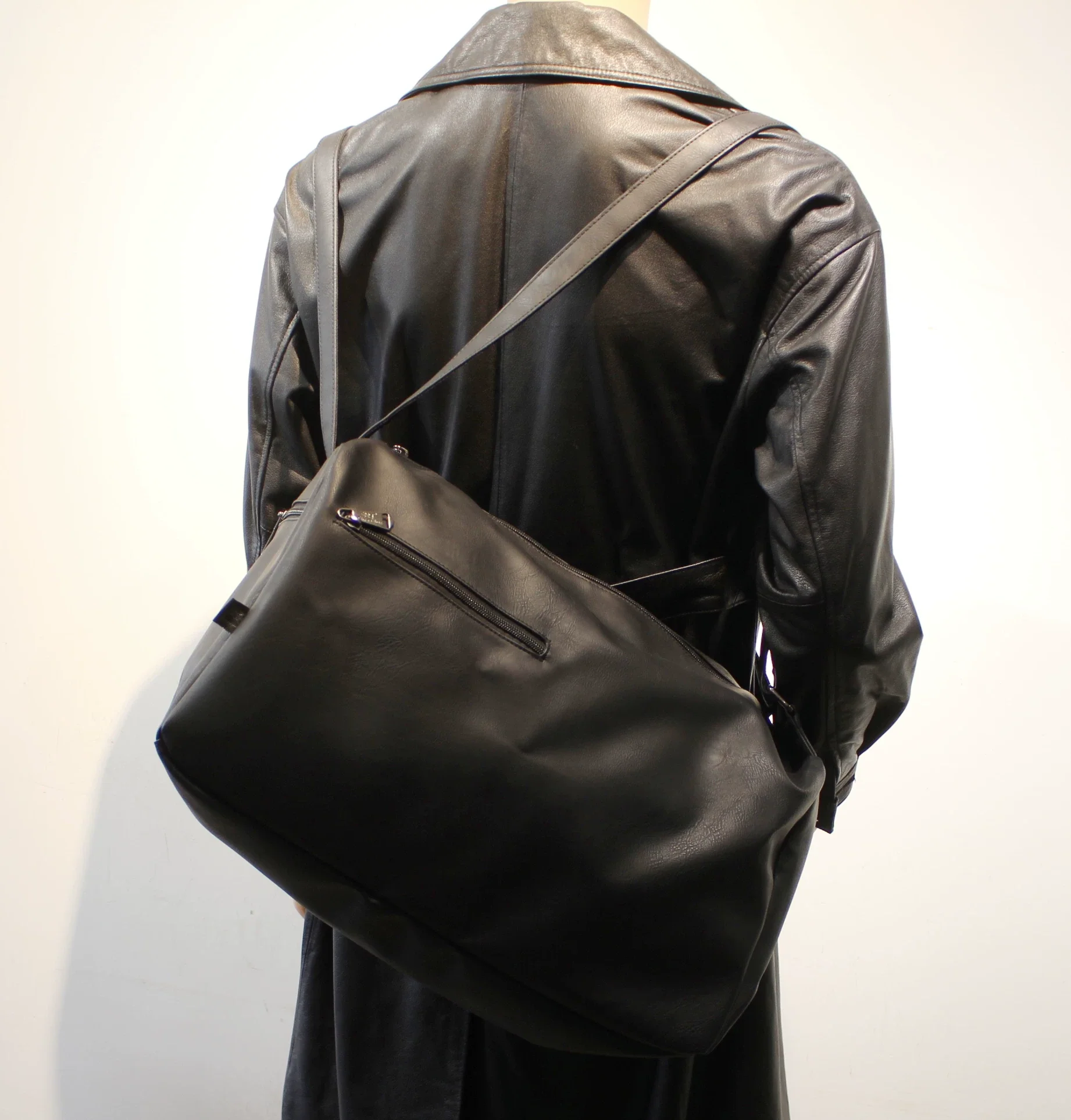 Large Capacity Leather Crossbody Bag - Image 4