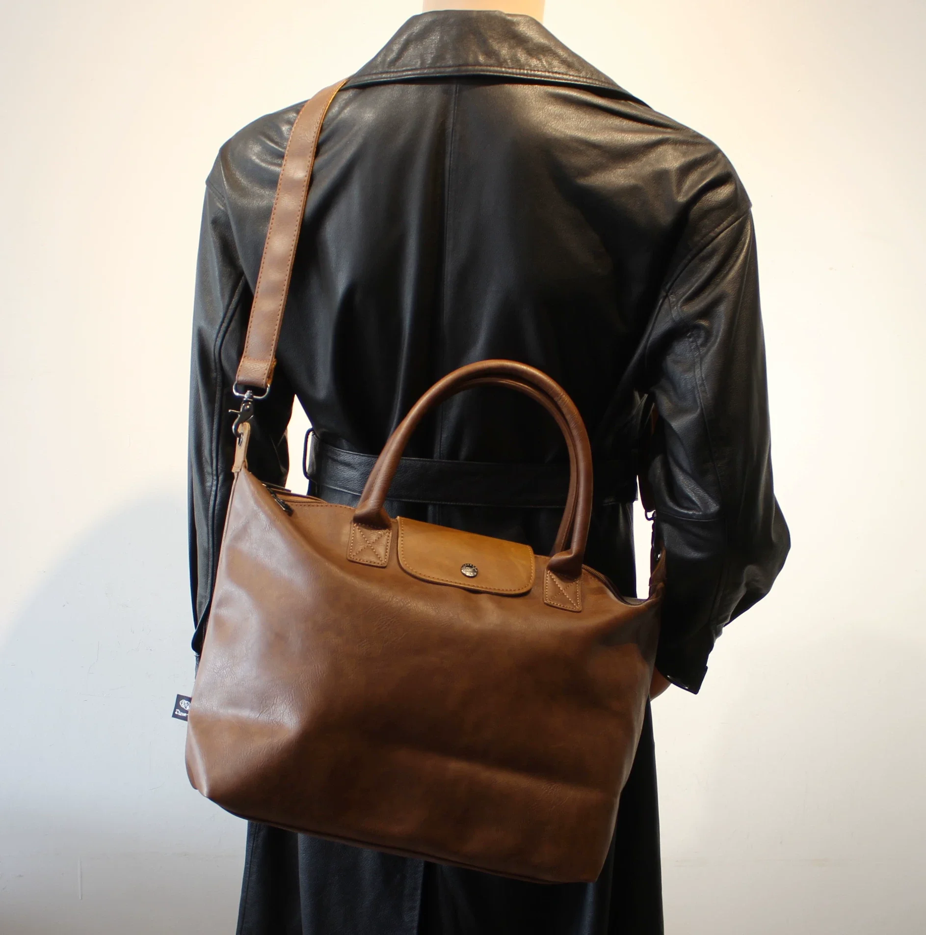 Large Capacity Leather Crossbody Dumpling Bag - Image 7