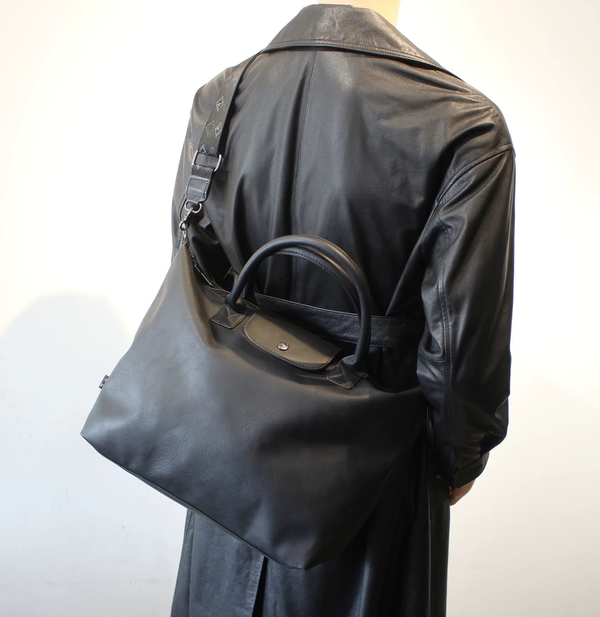 Large Capacity Leather Crossbody Dumpling Bag - Image 8