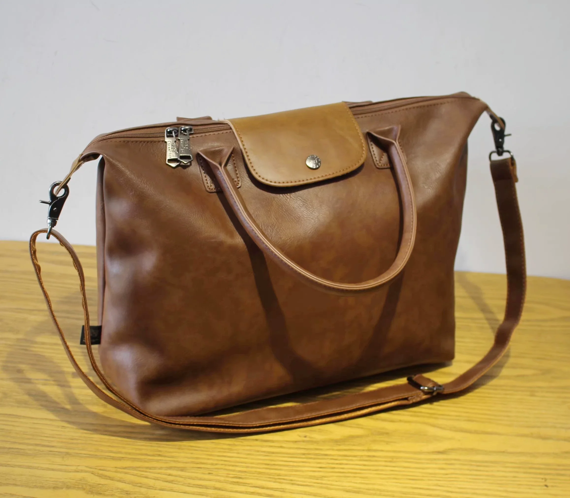 Large Capacity Leather Crossbody Dumpling Bag - Image 9