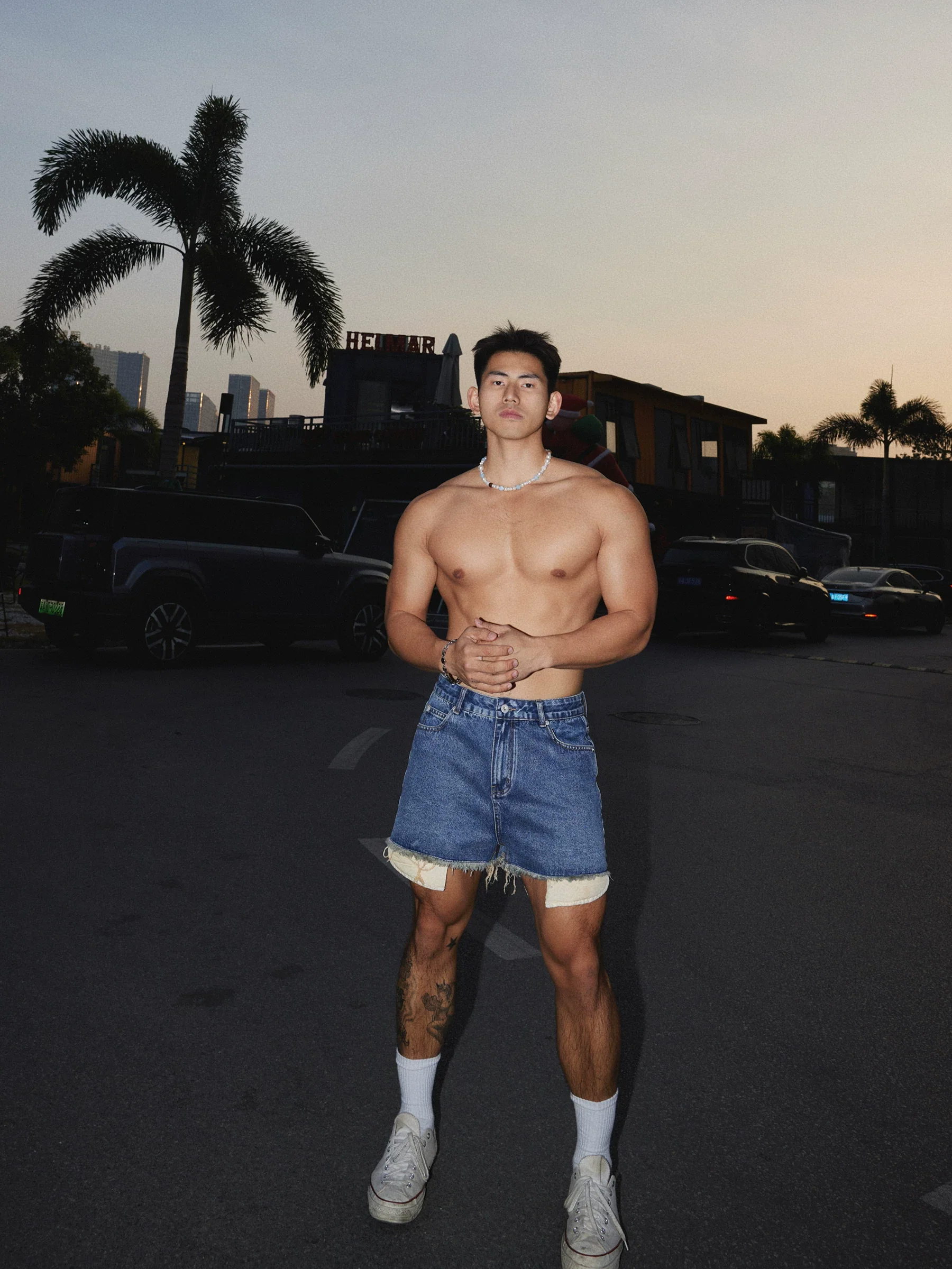 Frayed Hem Distressed Denim Shorts - Image 4
