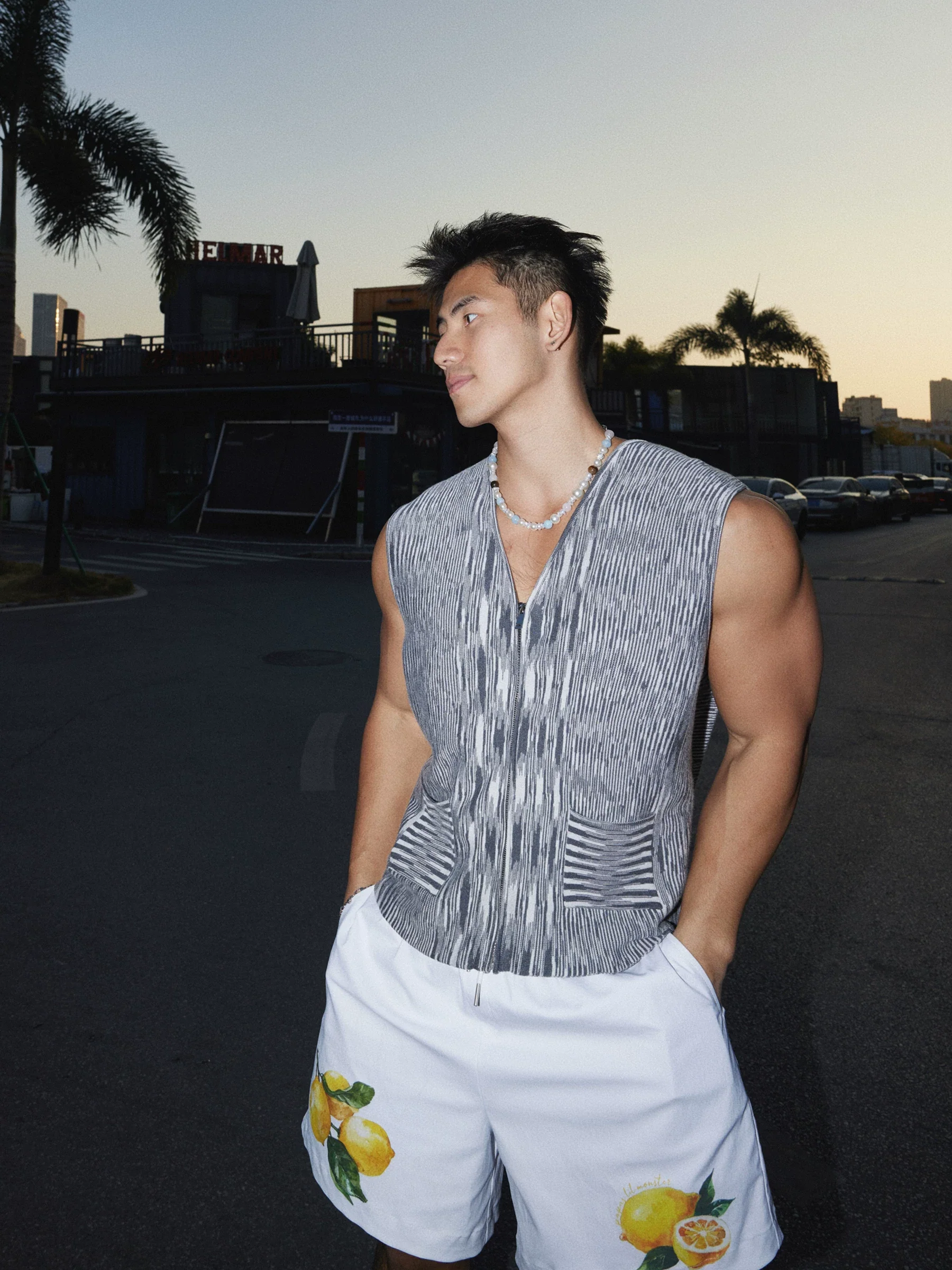 Retro Gradient Knitted V-Neck Zipper Vest - Image 3