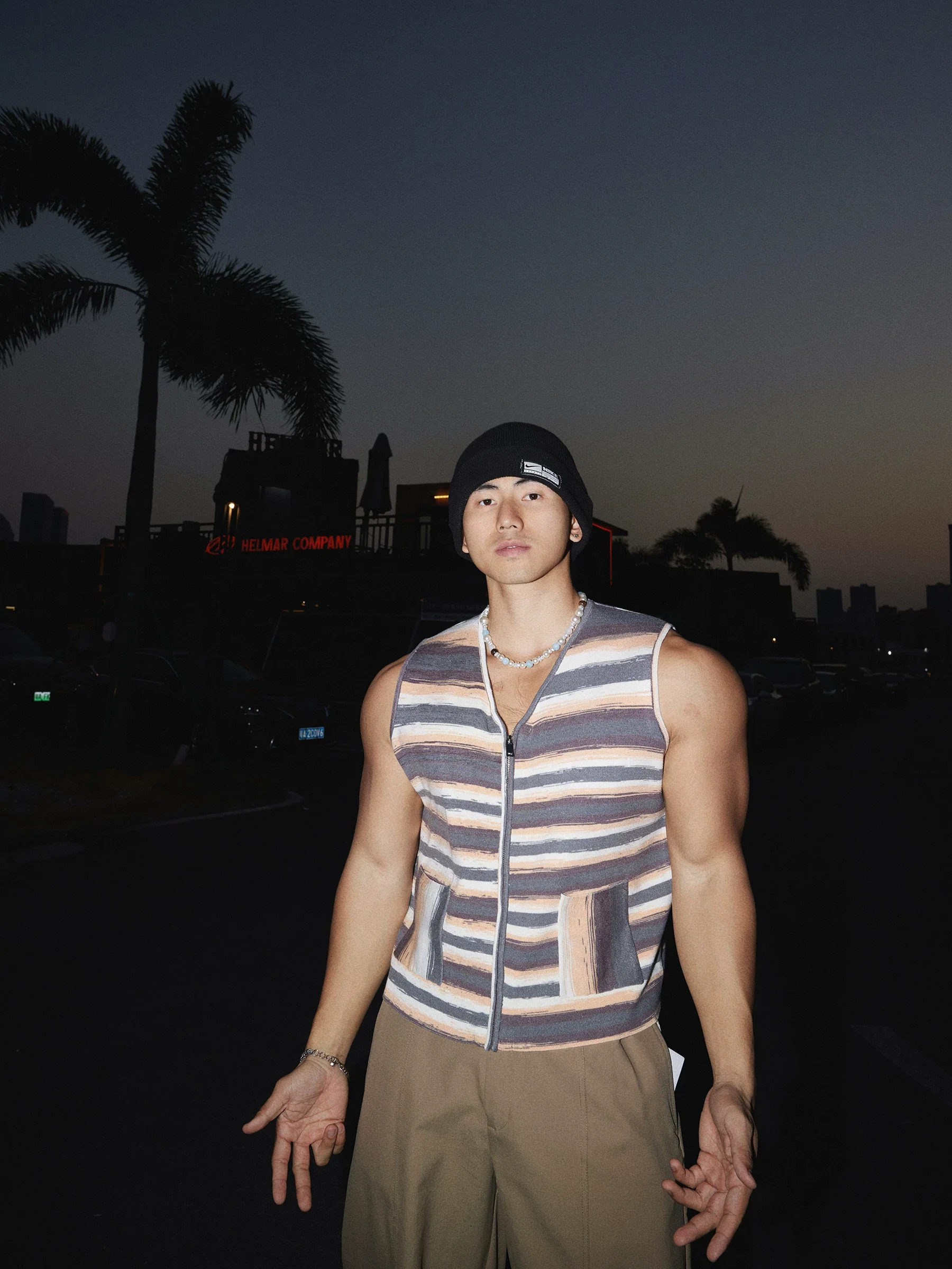 Retro Gradient Knitted V-Neck Zipper Vest - Image 4