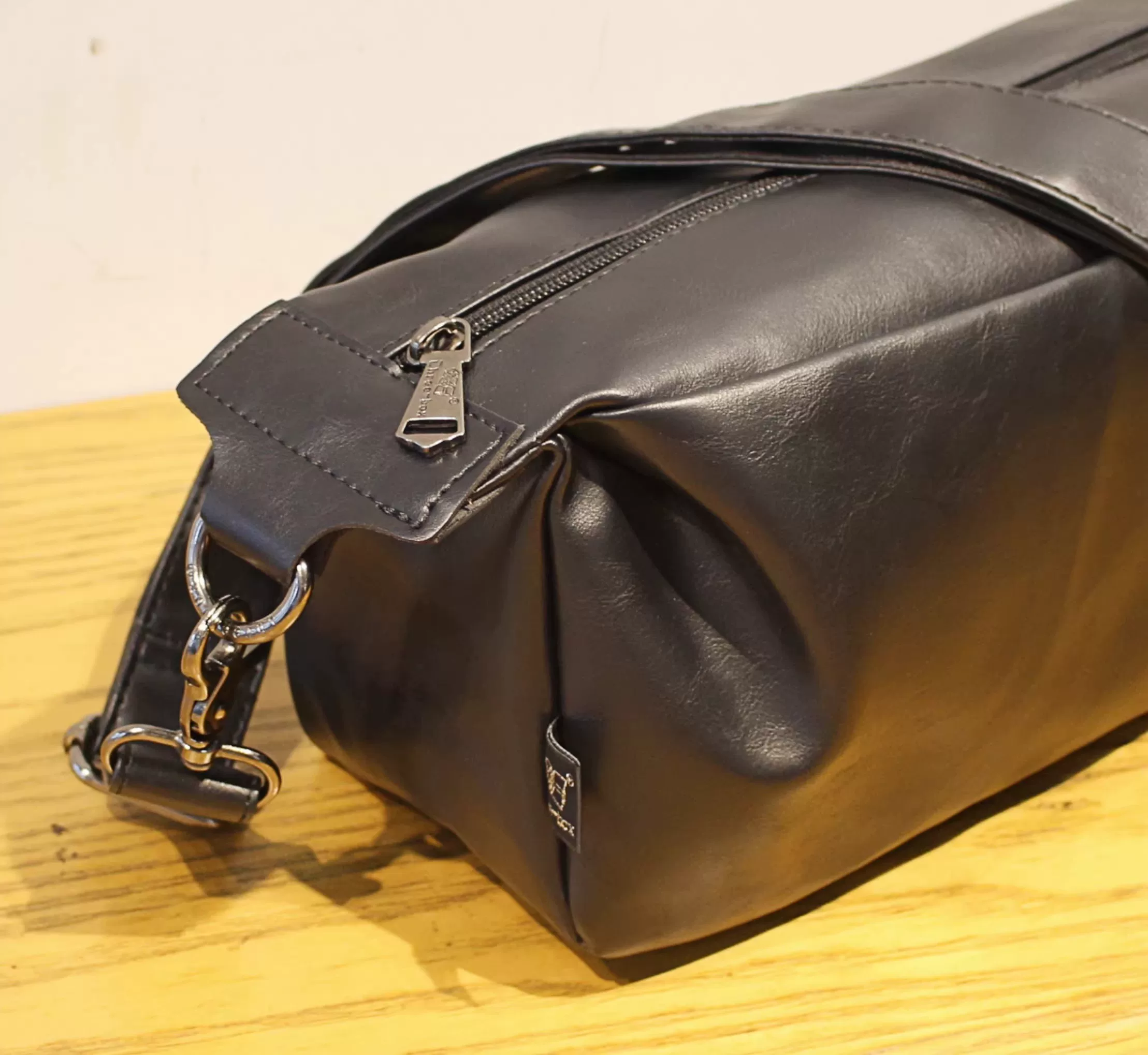 Leather Large Capacity Shoulder Bag - Image 8